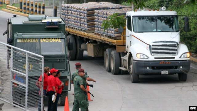 Miembros del Ejército venezolano observan un camión cargado con cemento