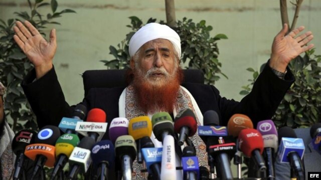 El líder islamista yemení Abdul Majeed al-Zindani ofrece una rueda de prensa para condenar los ataques de Estados Unidos con "drones" o aviones no tripulados que se han multiplicado durante la presidencia de Obama en Yemen, Somalia, Pakistán y Afganistán.