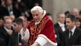  Fotografía de archivo tomada el 9 de febrero de 2013 que muestra al papa Benedicto XVI bendiciendo a los miembros de la Orden de Malta durante una misa en la Basílica de San Pedro del Vaticano. 