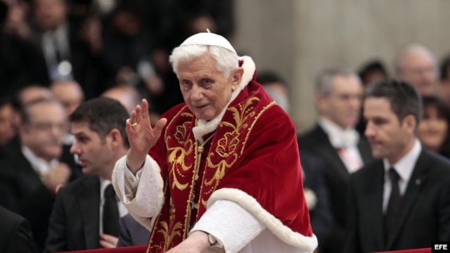  Fotografía de archivo tomada el 9 de febrero de 2013 que muestra al papa Benedicto XVI bendiciendo a los miembros de la Orden de Malta durante una misa en la Basílica de San Pedro del Vaticano. 