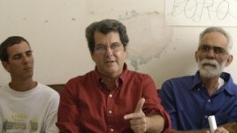 El opositor cubano Oswaldo Payá, líder del MCL, junto a otros opositores sin identificar, anunció el 22 de noviembre de 2007, en La Habana, la creación de un "Comité Ciudadano de Reconciliación y Diálogo"