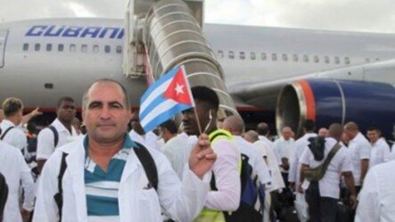 Médicos cubanos se despiden antes de viajar a África Occidental, un viaje que para algunos podría ser sin regreso.