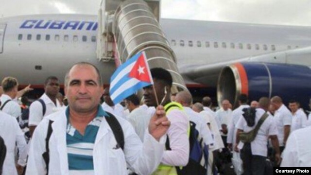 Médicos cubanos se despiden antes de viajar a Africa Occidental, un viaje que para algunos podría ser sin regreso.
