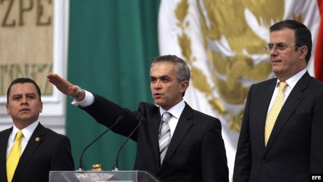 El nuevo alcalde de Ciudad de México, Miguel Ángel Mancera, (c), toma protesta junto a su antecesor, Marcelo Ebrad Casaubón (d), el miércoles 5 de diciembre de 2012.
