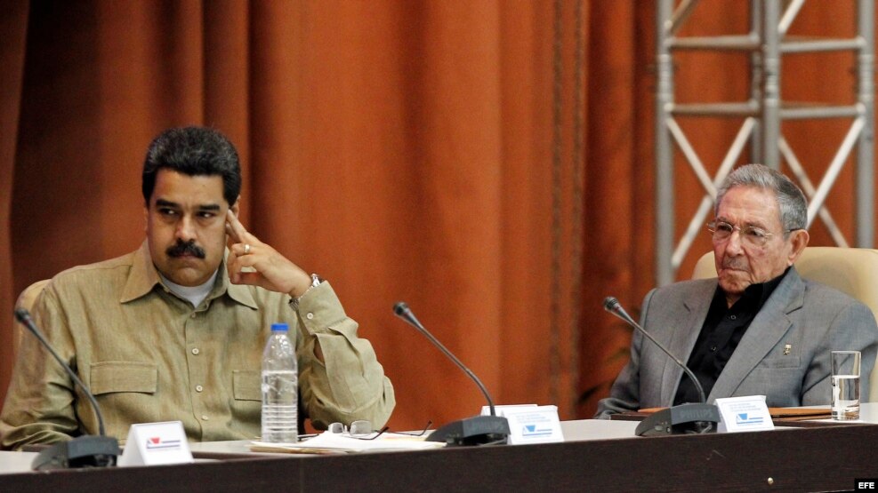 Raúl Castro (d), y de Venezuela, Nicolás Maduro (i) el 14 de diciembre del 2016 en el Palacio de Convenciones de La Habana (Cuba).