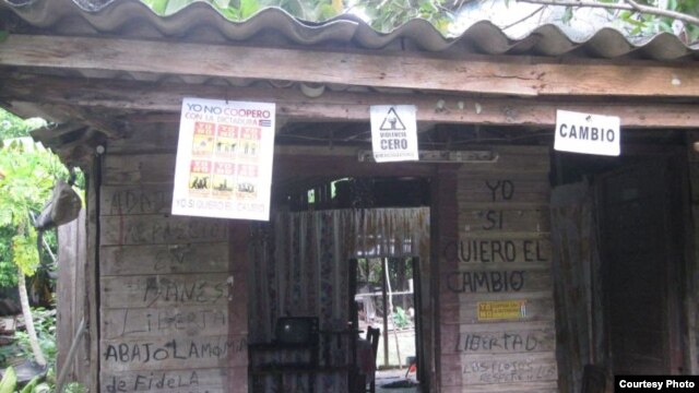 Casa de la opositora Gertrudis Ojeda, en Banes, con carteles antigubernamentales. Foto: Alianza Democrática Oriental.