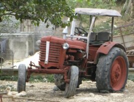 Para los agricultores privados cubanos es difícil adquirir implementos de trabajo, mucho más un tractor.