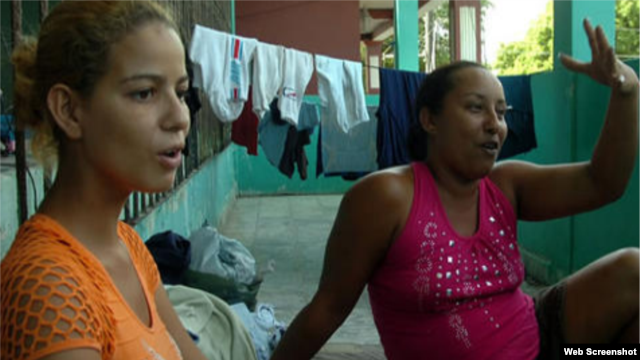 Diario hondureño La Prensa muestra dos cubanas que froman parte del grupo de balseros que escaparon de Cuba