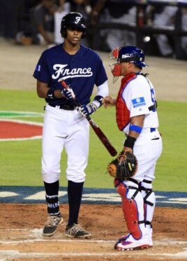 El receptor Carlos Ruiz (d) del equipo de Panamá y Ernesto Wilson Martínez (i) de Francia.