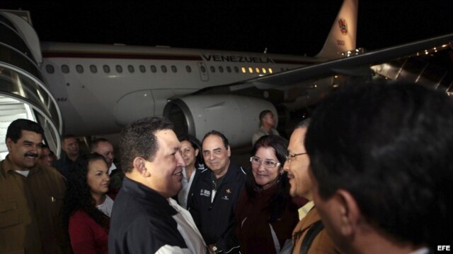 El presidente venezolano Hugo Chávez, a su llegada el viernes al aeropuerto internacional Simón Bolívar de Caracas procedente de Cuba, tras nueve días de tratamiento médico en la isla.
