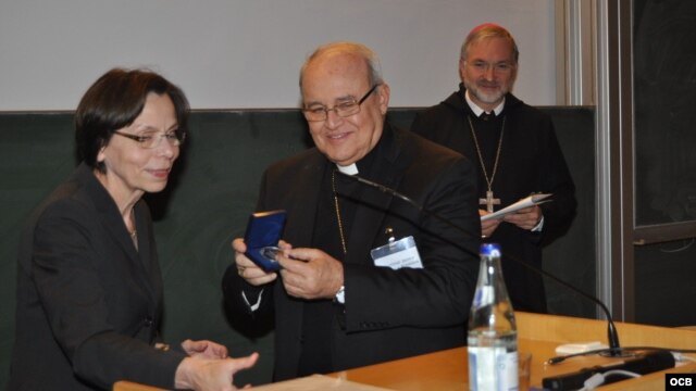 Entrega de medalla al Cardenal Ortega y Alamino