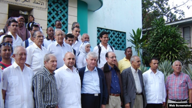 Los diplomáticos árabes junto a autoridades locales en Santiago de Cuba.