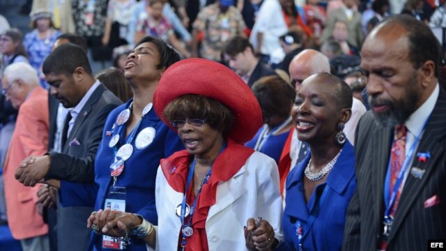 Delegados toman de las manos en oración hoy, miércoles 5 de septiembre de 2012, en la convención demócrata en Charlotte, Carolina del Norte. 