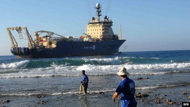 "Pongan más plata, que estamos ganando": Los cubanos bromean que al parecer el dinero del cable que llegó en 2011 a la Playa de Siboney no alcanzó para todos los bolsillos.