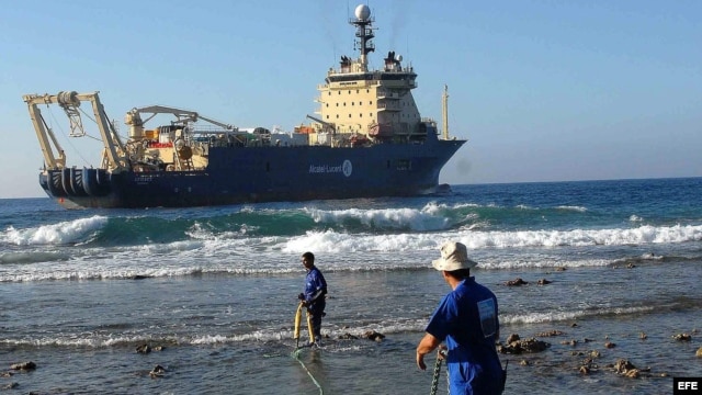 Dame cable: obreros cubanos arrastran el cable submarino de fibra óptica en Siboney, Santiago de Cuba (febrero del 2011).