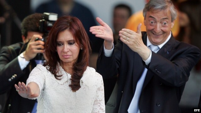 La presidenta argentina, Cristina Fernández, y su difunto esposo, el exmandatario Néstor Kirchner.