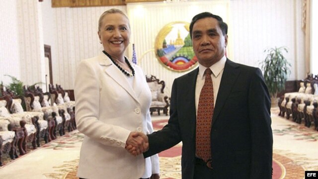 El primer ministro de Laos, Thongsing Thammavong, da la bienvenida a la secretaria de Estado estadounidense, Hillary Clinton antes de la reunión mantenida en Vientiane, Laos, el miércoles 11 de julio de 2012