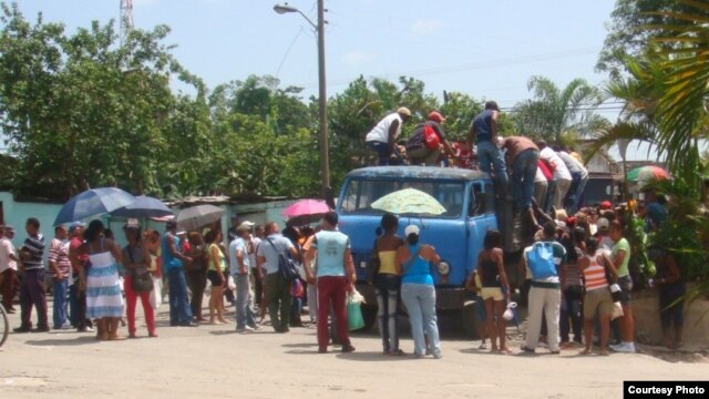 Pobladores de Songo La Maya, en Santiago de Cuba 