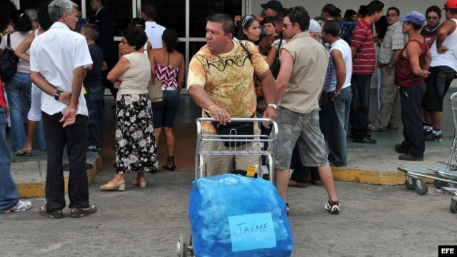 Ciudadanos cubanos reciben a sus familiares residentes en Estados Unidos