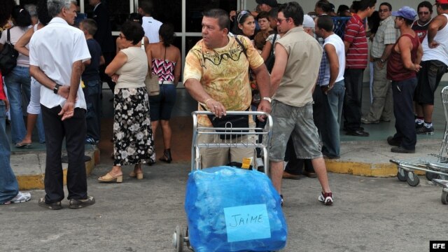 Un segundo mandato de Obama mantendría los viajes ilimitados de los cubanoamericanos a la isla.
