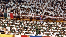 Miles de médicos y estudiantes de medicina en Cuba. 