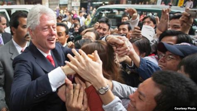 Bill Clinton es recibido por los vietnamitas