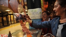 Seguidores de la presidenta argentina, Cristina Fernández, se concentran con fotografías y pancartas en los alrededores de la clínica Favaloro de Buenos Aires (Argentina).