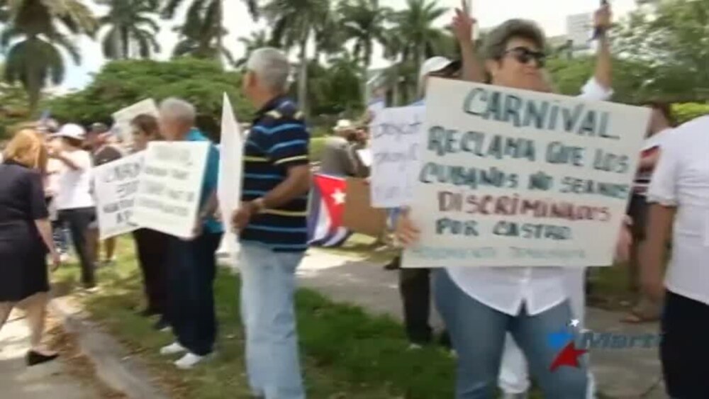 Cubanos protestan frente a la compañía de cruceros Carnival