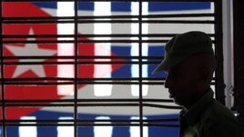 Foto de archivo. Un militar cubano custodia un pasillo de la prisión Combinado del Este, en La Habana (Cuba).  