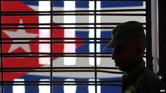 Un militar cubano custodia un pasillo de la prisión Combinado del Este, en La Habana (Cuba).