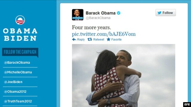  Barack Obama abraza a su mujer  Michelle en una fotografía que colgó en su propia cuenta de la red social Twitter tras conocer su victoria. 