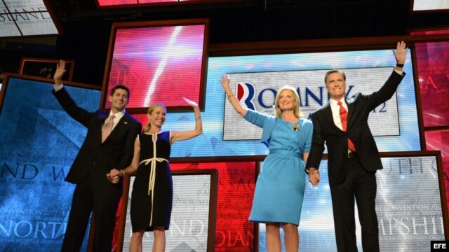 Mitt Romney (d), y Paul Ryan (i), saludan a los delegados junto a sus esposas, Ann Romney (2 d) y Janna Ryan (2 i). 