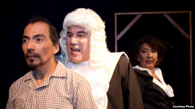 Menéndez y Virgilio Valero, del grupo de Teatro Ensayo “Gestus”, de Guayaquil, montarán por primera vez en Ecuador esta obra de Piñera, considerada como la pionera del “teatro del absurdo” en América Latina.