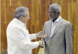 Raúl Castro durante su encuentro con el exsecretario general de la ONU, Kofi Annan.