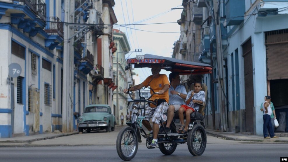 Un bicitaxi en una calle de La Habana. 