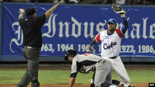  El jugador de Estados Unidos Kyler Farmer (c), llega quieto a 3ra base, junto al cubano Yuliesky Gourrier (d), el jueves 05 de julio del 2012, en el primer partido amistoso de los cinco que disputarán estas dos selecciones hasta el próximo lunes 9 de jul
