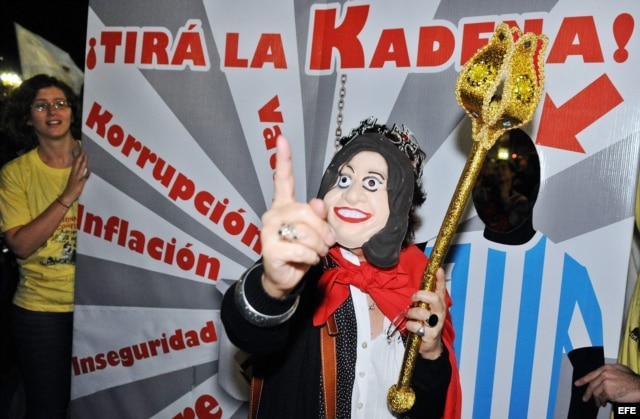 Manifestante disfrazado de Cristina Fernández participa en una manifestación opositora al gobierno argentino en Buenos Aires.