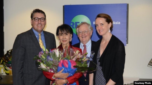 Aung San Suu Kyi con miembros de la Junta de Gobernadores de Radiodifusión (BBG). 