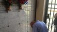 Fariñas en el panteón donde están las cenizas de Julio Machado.