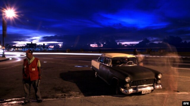 Atardecer en el Malecón, en La Habana.