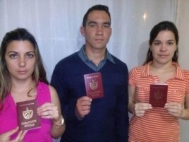 Los odontólogos cubanos Raquel Lobato, Oddy Ginarte y Martha Martín no pudieron volar de Colombia a EEUU al ser bloqueadas sus visas.