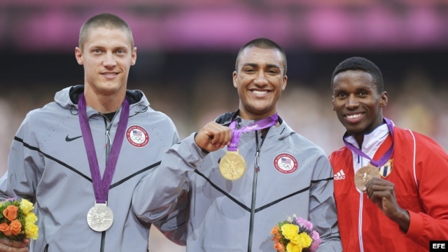El estadounidense Ashton Eaton (C) con el oro, junto con su compatriota Trey Hardee (i) que fue plata y el cubano Leonel Suárez (d) bronce, en los Juegos Olímpicos de Londres 2012. 