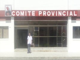 Nelson Gandulla Díaz frente a la sede del comité provincial del Partido Comunista en Cienfuegos.