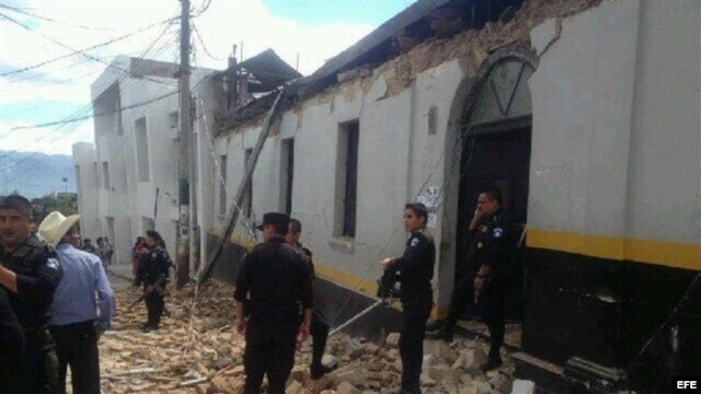 Parte de los daños dejados por el sismo de magnitud 7,4 en la escala abierta de Richter, en una calle de San Marcos (Guatemala).