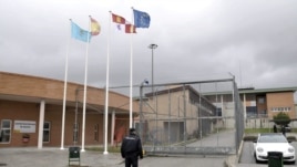 Un agente de la policía a las puertas de la cárcel de Segovia donde se encuentra recluido Ángel Carromero. 