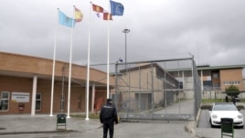 Un agente de la policía a las puertas de la cárcel de Segovia donde se encuentra recluido Ángel Carromero 