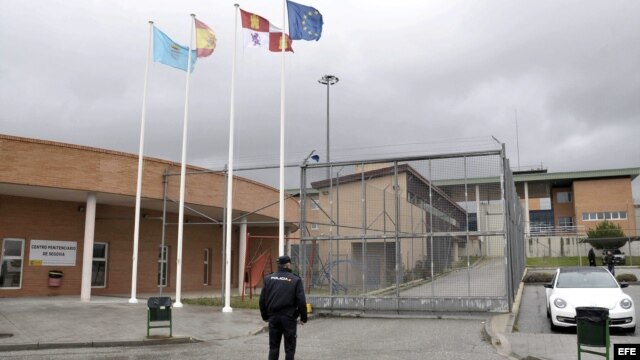 Un agente de la policía a las puertas de la cárcel de Segovia donde se encuentra recluido Ángel Carromero 