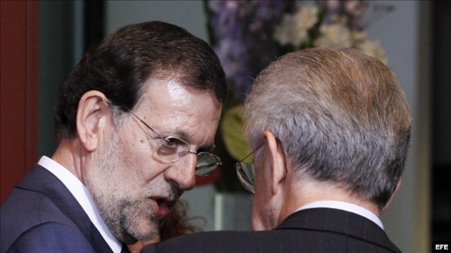 Mariano Rajoy conversa con Mario Monti.