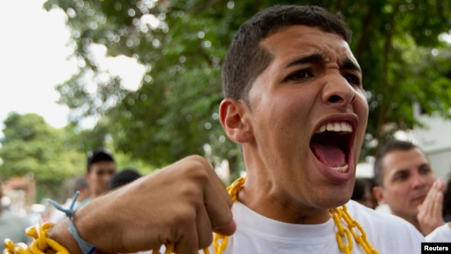 Estudiantes durante protesta frente a embajada de Cuba en Venezuela