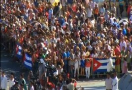 Cubanos se agolpan junto a la embajada estadounidense para presenciar la ceremonia.